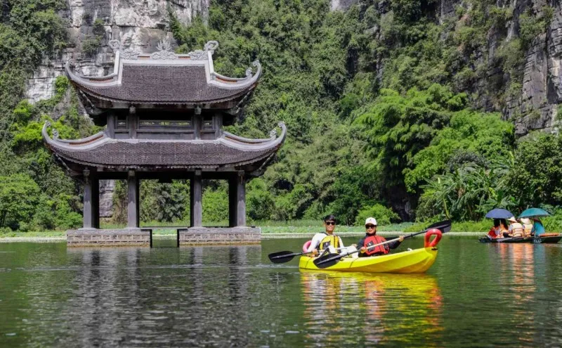 Chèo Kayak tại Tràng An